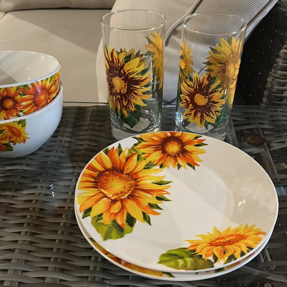 🌻Sunflower plates and bowls and glassware